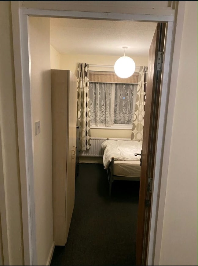 Big single room E16 Main Photo
