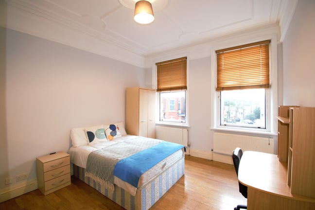 Room Available in a friendly house – Prime Locatio Main Photo