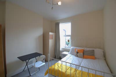 Stylish Room in a Friendly House Share! Main Photo