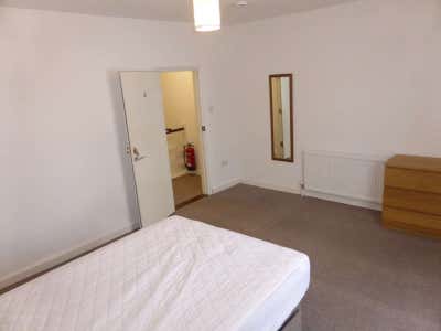 Do Not Scroll - Huge Room in Town Centre Location Main Photo