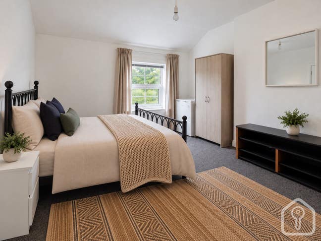 Spacious 5-Bedroom House to let Main Photo