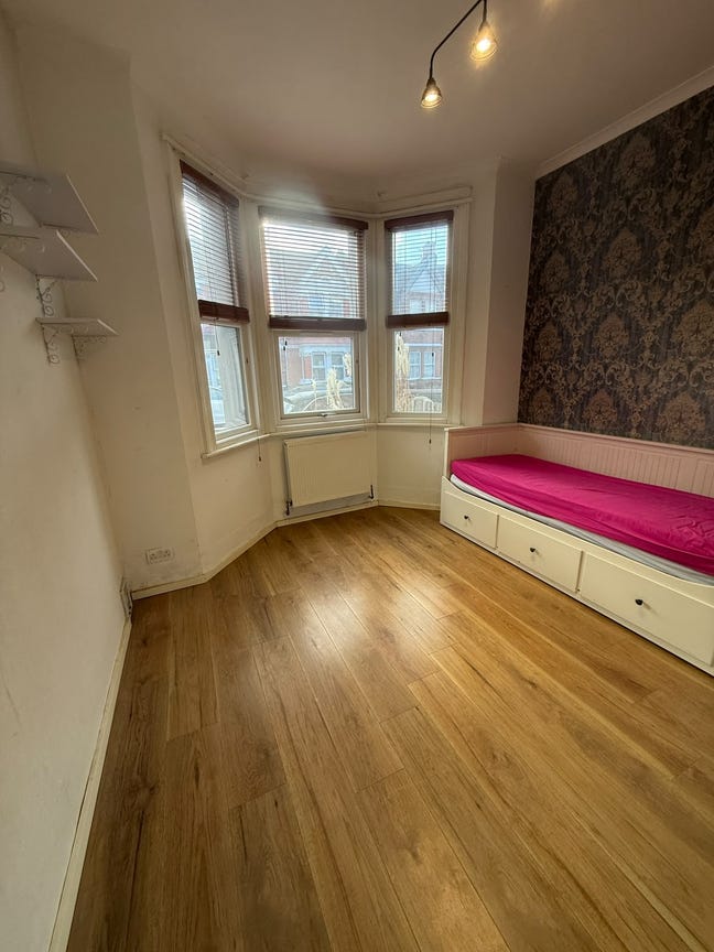 Beautiful Ensuite Double Room for Rent in Hounslow Main Photo