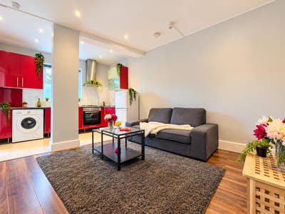 Beautiful One Bedroom Flat 59 High Road NW10 2SU Main Photo