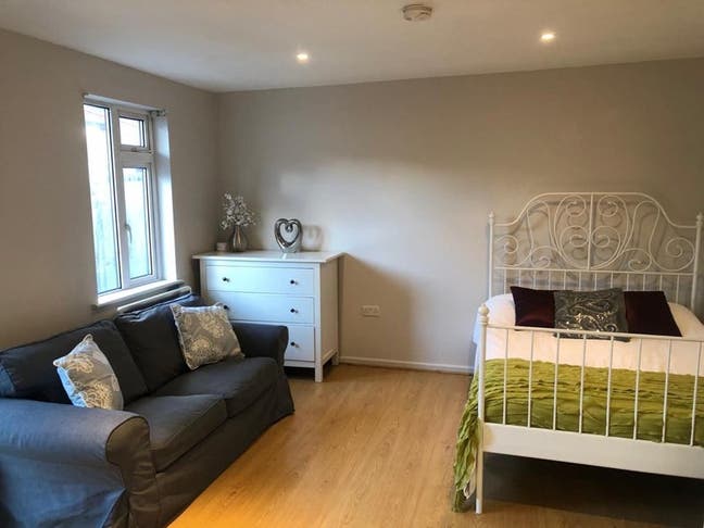 Self-Contained Garden Studio in Central Slough Main Photo