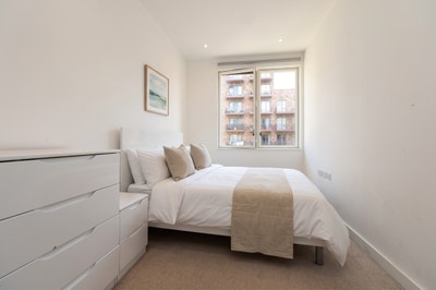 Modern Flat in E16 | Ensuite room Available Main Photo