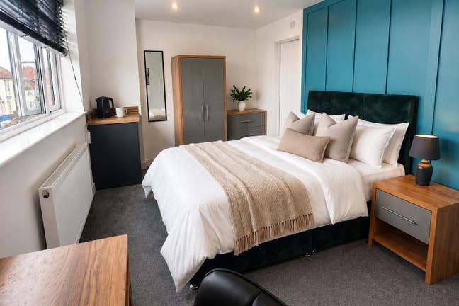 En-Suite with Your Own Coffee Station & Fridge☕ Main Photo