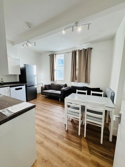 A bright bedroom, friendly flat, Hammersmith Main Photo