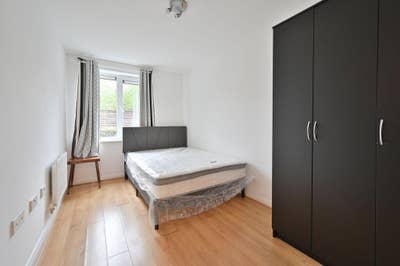 Large bedroom in a clean ground floor flat Main Photo