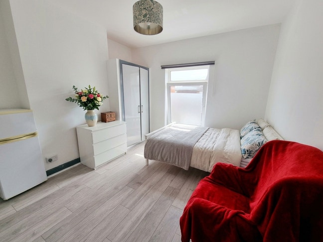 &pound;530 pcm 🌟 All Bills Inc! En-suite Modern HMO Room Main Photo