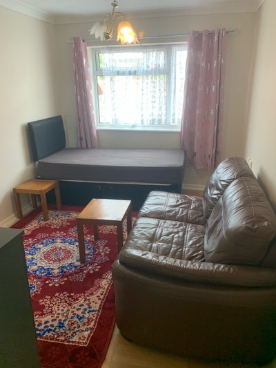 One room to rent Main Photo