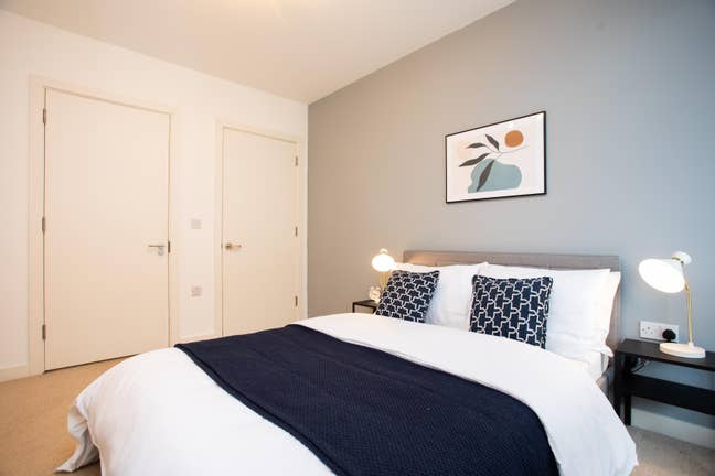 Spacious En-Suite Room with Views next to the Park Main Photo