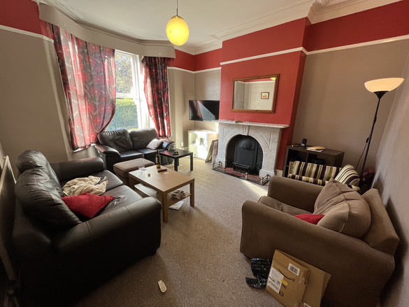 Two Rooms Available In Headingly (bills included) Main Photo