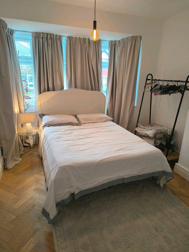 Lovely double bedroom in a cozy home *short term* Main Photo