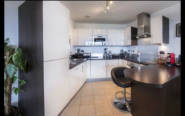 A room available in a 2 bed 2 bathroom apartment  Main Photo