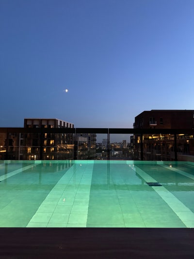 En-suite room with rooftop pool, gym - Nine Elms Main Photo