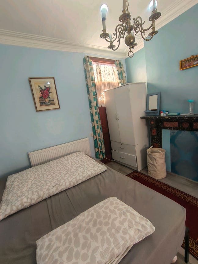 Single room in available in a house  Main Photo