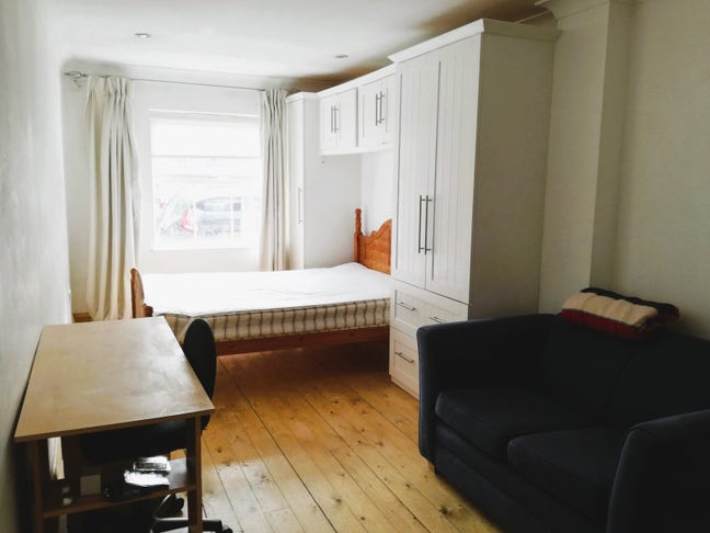 Spacious room with double bed and sofa + basin. Main Photo