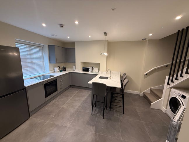 Furnished rooms to let in newly renovated house Main Photo