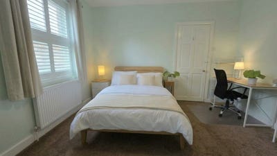 Double room with WFH spaces - &pound;725 inc all bills. Main Photo