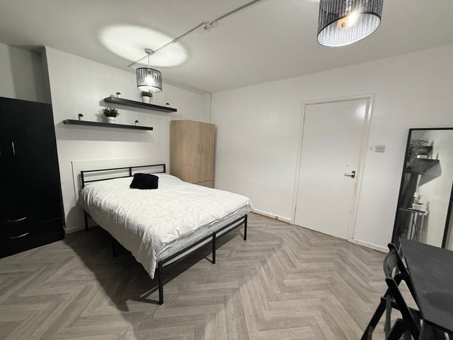 XXX Rooms+balcony, 15mins to Liverpool Street St ! Main Photo