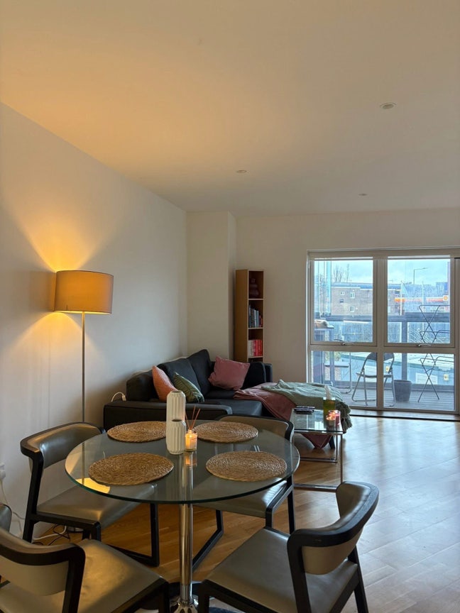 Large Double Room | Own Toilet | Free Gym!  Main Photo