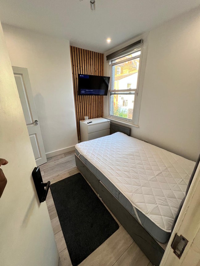Modern En-suite NW10 (2 mins walk to station) Main Photo