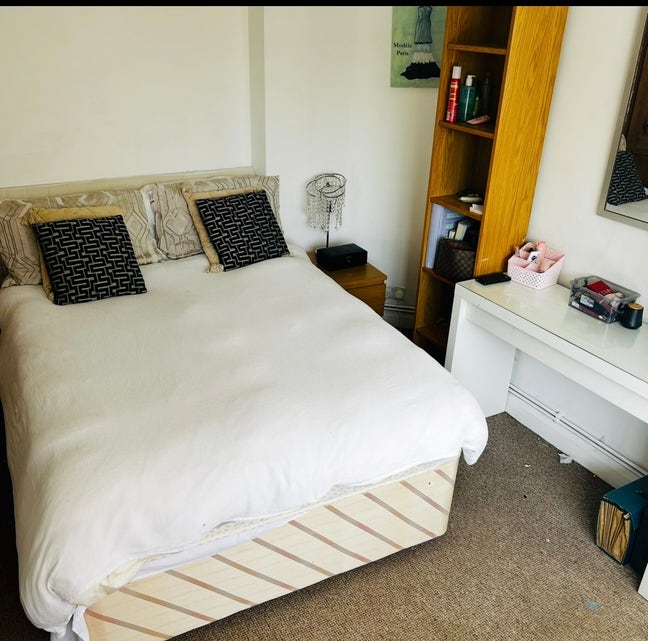 Beautiful spacious Double room over looks the park Main Photo