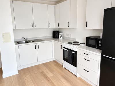 🏡 Stunning 1-Bed Apartment | Private Balcony  Main Photo