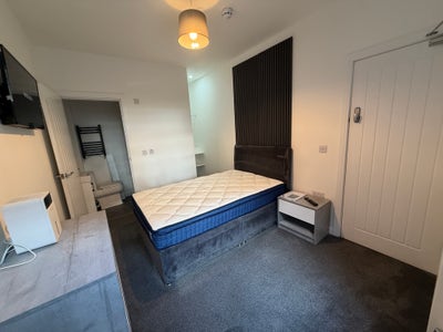 Double En-Suite Room - Bills included!  Main Photo