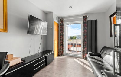 Double room for 1. with en-suite. Central HW. &pound;675 Main Photo