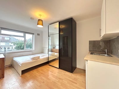 En-suite room with own kichenette for single in W7 Main Photo