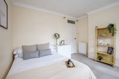 Large Room available in a cozy 4bed flat.  Main Photo