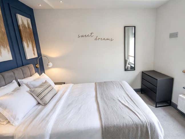 🏡 Modern, double en-suite Room | Huddersfield Main Photo