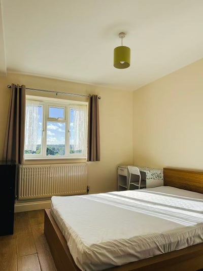 Bright Master Bedroom Eltham SE9 Bills Inclusive Main Photo