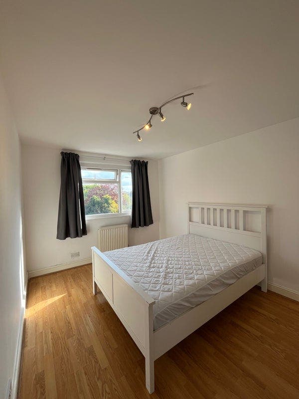Large double room close to station  Main Photo