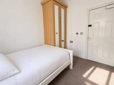 All bills included room in mature house  Main Photo