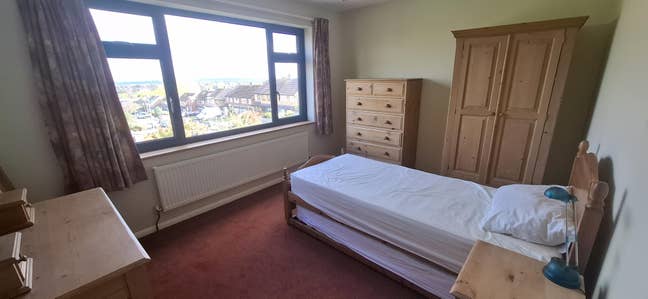 Bedroom available now in quiet neighbourhood Main Photo