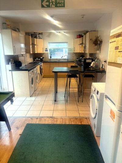 🏡 4 Rooms Available | Spacious 8-Bed House Share Main Photo