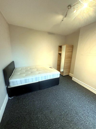 🏡 4 Rooms Available | Spacious 8-Bed House Share Main Photo