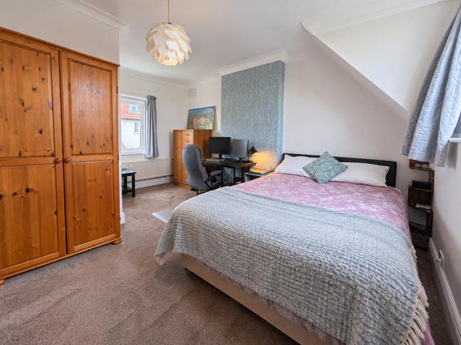 Ensuite Double Bedroom in Roundhay all bills inc Main Photo