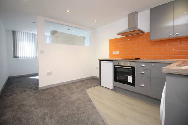 1 Bed Apt, Hull City Centre, Bills Inc — 207FC Main Photo