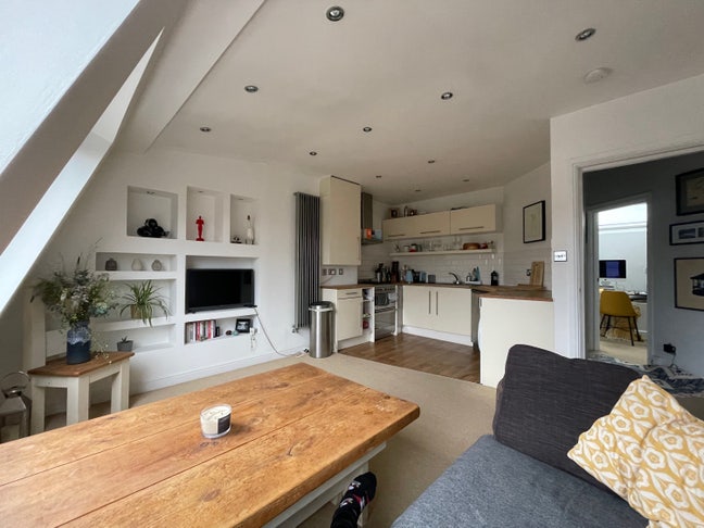 Gorgeous Double room in bright 2 bed flat Main Photo