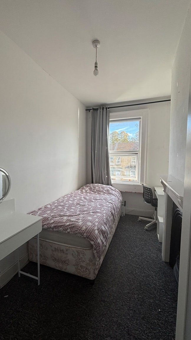 Prime Location! Cozy room - 15 min walk to city    Main Photo