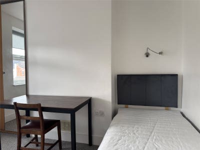 A well presented single room located on Botley Roa Main Photo