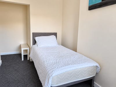Stylish Shared Living – Prime Location Barnsley Main Photo