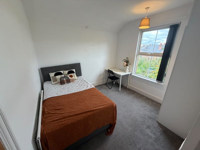 A beautifully maintained four bedroom house share Main Photo