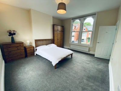 Prof female Houseshare Large room en/suited 13SRR4 Main Photo