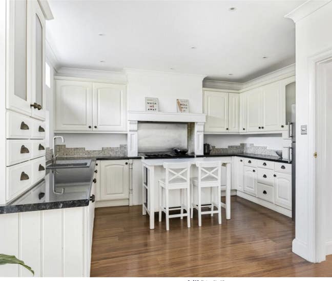 8 mins walk to Bromley S station Main Photo