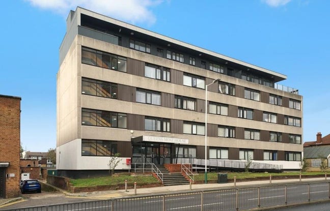 1 bed Flat 10-15 Mins from Elizabeth Line Station Main Photo