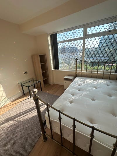Large double bedroom Main Photo